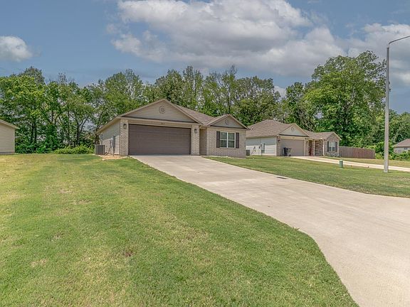 4th image of 805 Elizabeth Ln