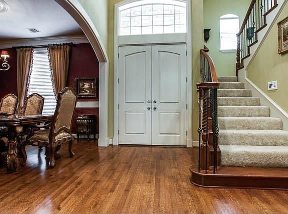 3rd image of 802 Parkdale Dr