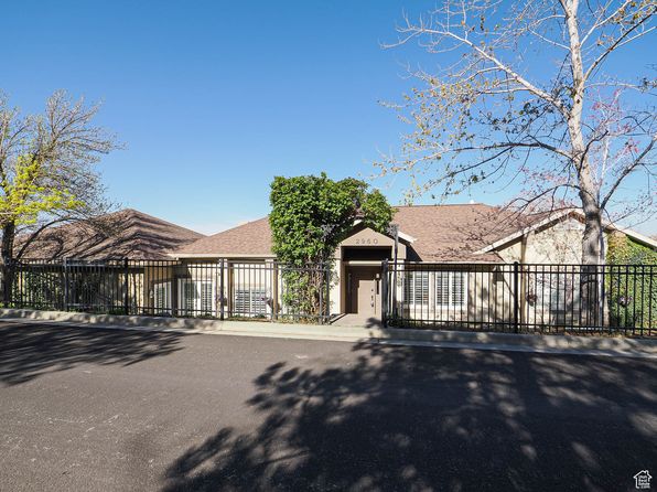 2960 E Oak Park Ln S, Salt Lake City, UT 84117