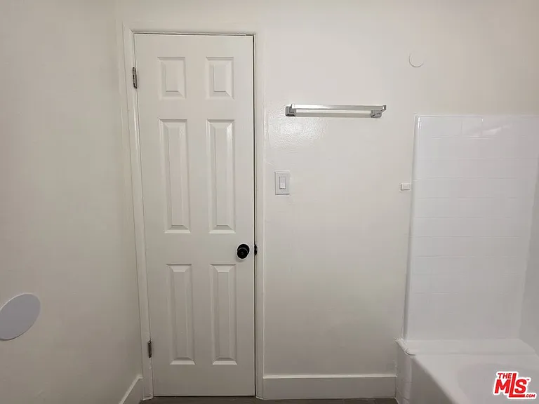 2400 Vanderbilt Ln #2400A — Photo 25