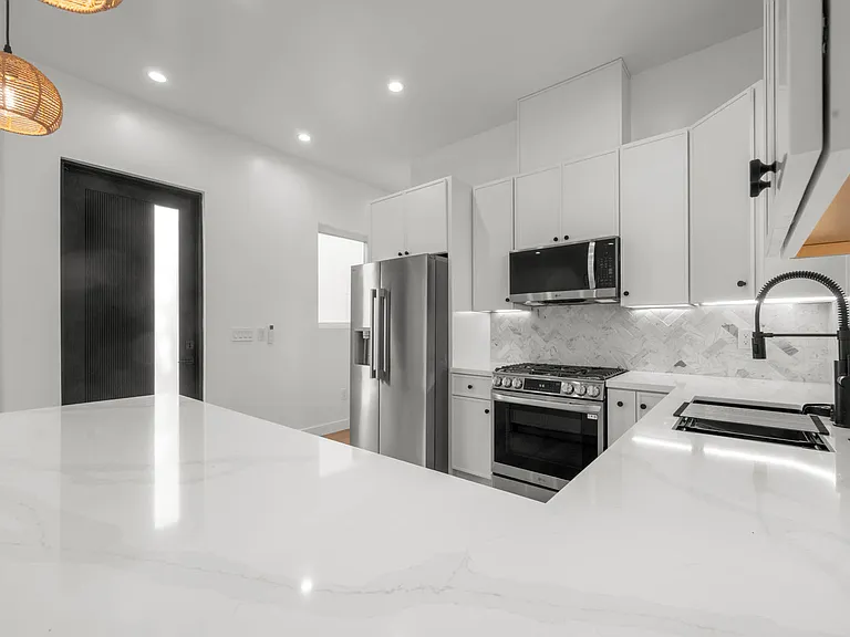1215 S Point View — Photo 5