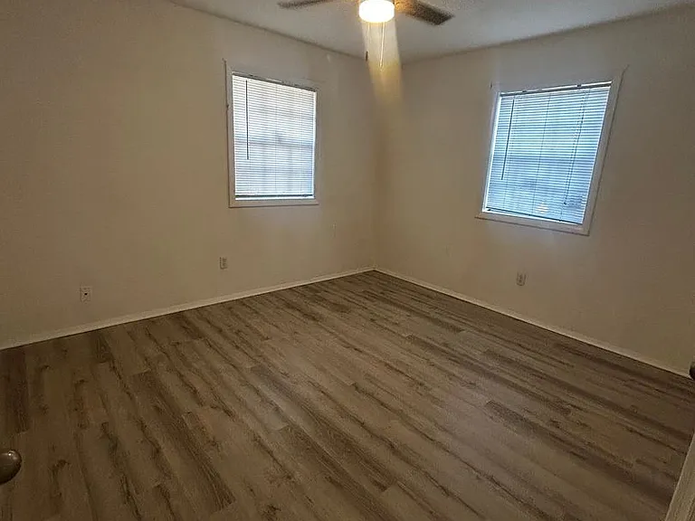 330 Meadowbrook Ln — Photo 12