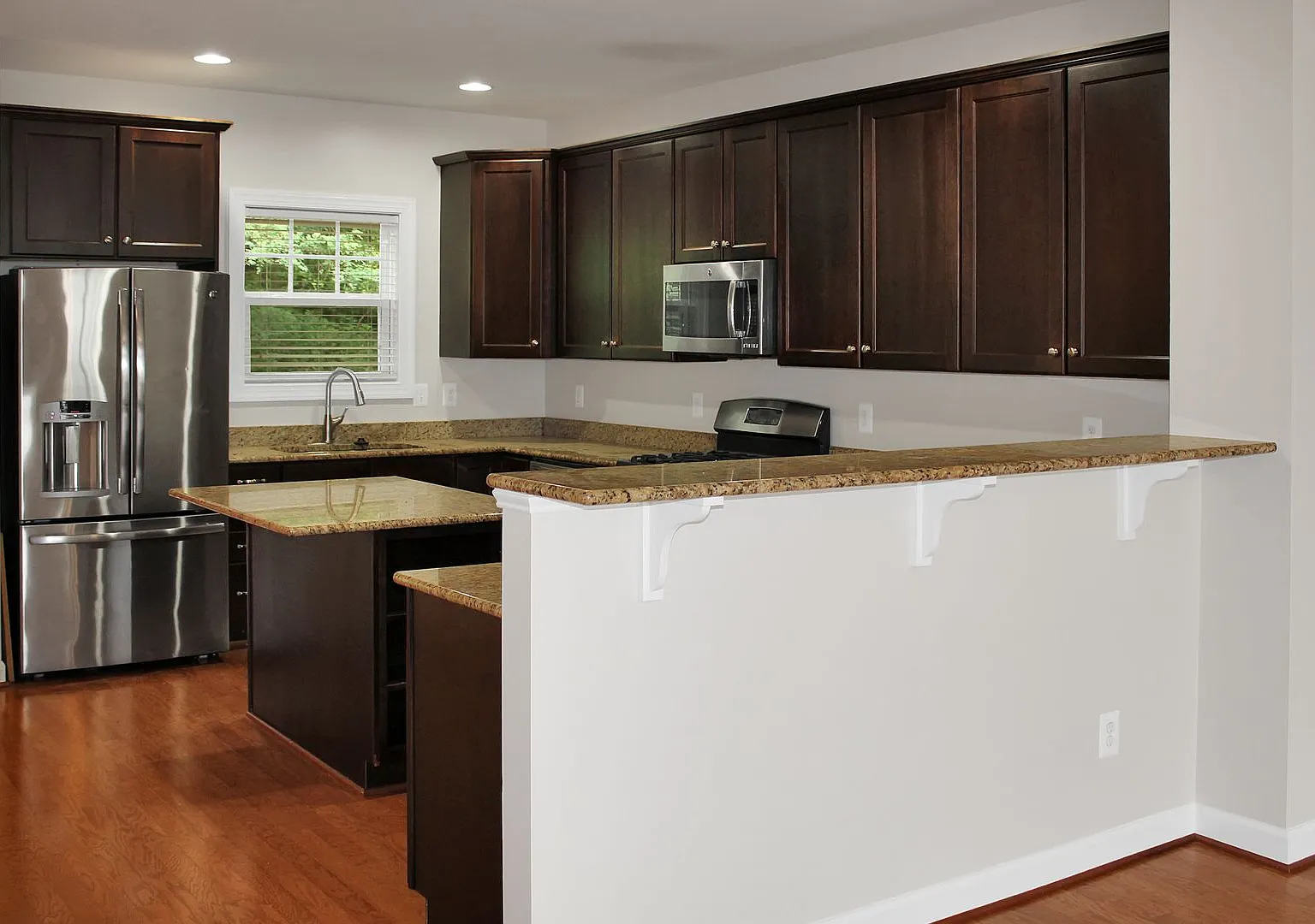Garage townhome with mountain views — Photo 2