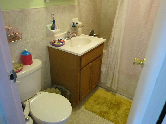 4th image of 763 Hart St #6