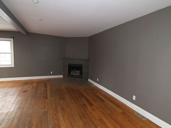 4th image of 121 E Anita Ave