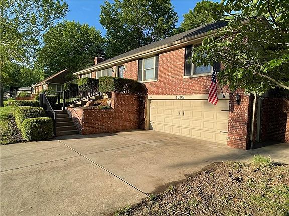 3rd image of 1005 Scott Dr