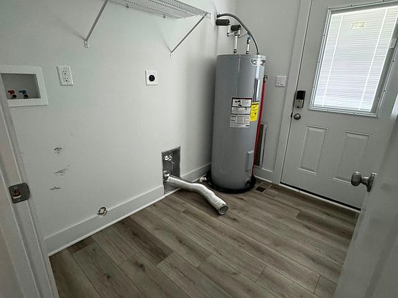 Washer/Dryer hookup & Hot water heater