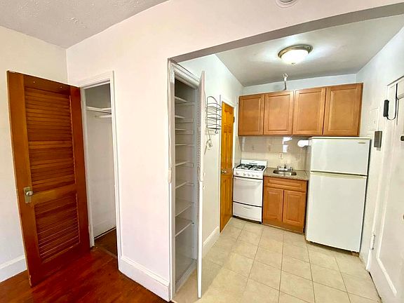 3rd image of 140 W 70th St APT 4R
