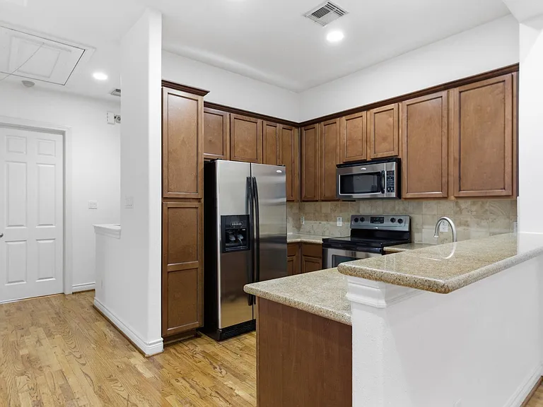 1303 Sherwood Point Ln — Photo 8