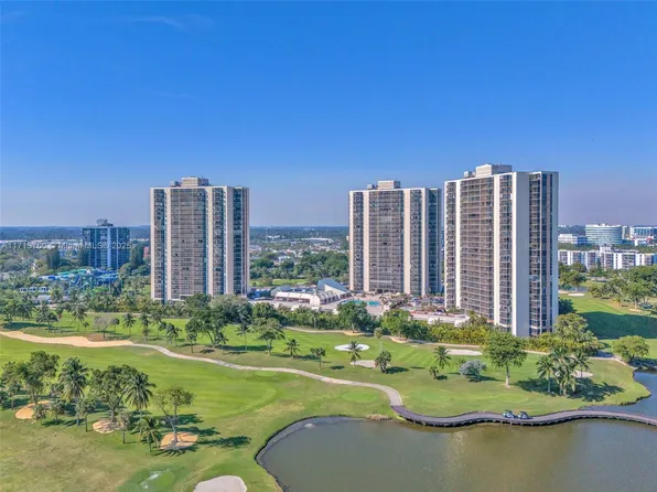 20353 W Country Club Dr #Th18, Aventura, FL 33180