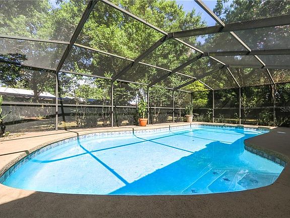 2nd image of 2213 Parkwood Dr