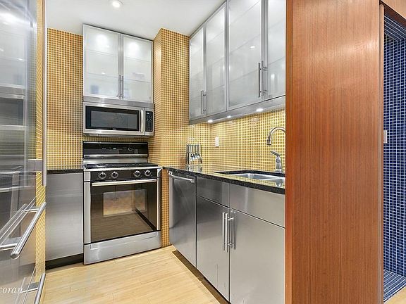 4th image of 305 E 45th St #12G