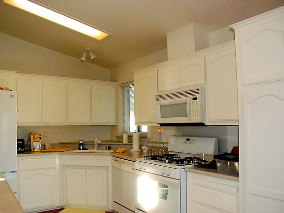 Bright and Spacious Kitchen