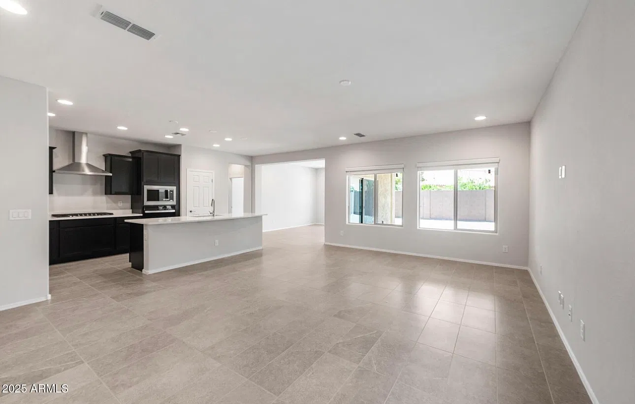 4 bed, 3.5 bath, 3158 sqft, $3,000 — Photo 4
