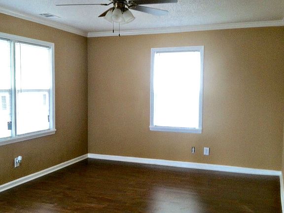 3rd image of 902 Garey Ave