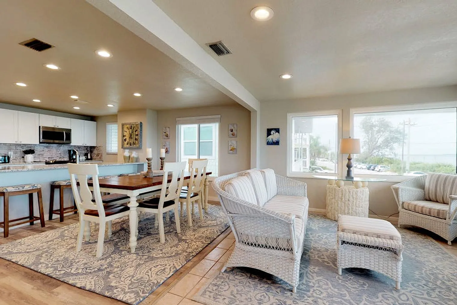 2 bed, 1.0 bath, 893 sqft, $10,260 — Photo 3