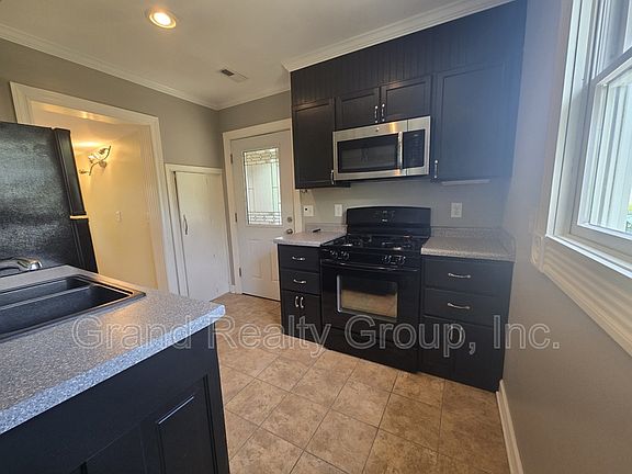 4th image of 341 Harden St #2