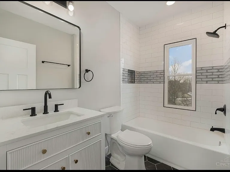 (2nd floor) Hallway bathroom