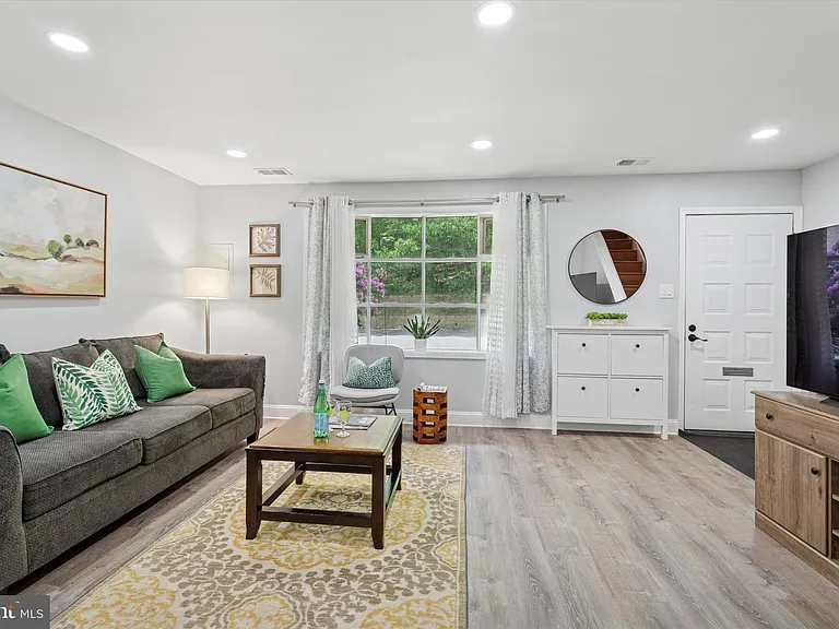 205 Woodside Cir — Photo 4