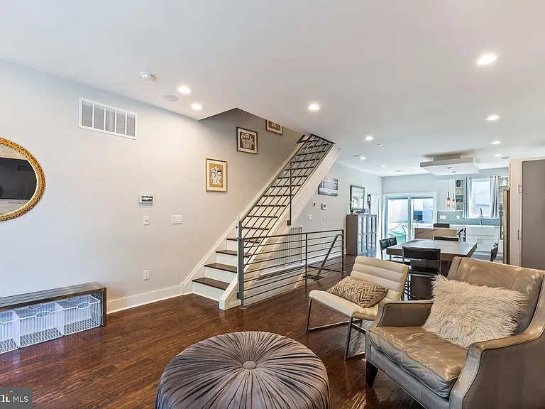 2621 E Letterly St — Photo 2