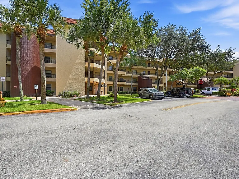 10401 W Broward Blvd #401 — Photo 39