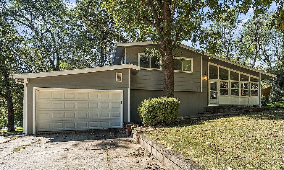 1st image of 901 E Overcrest St