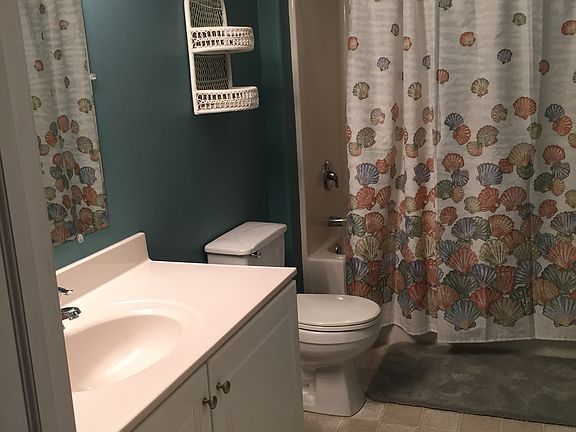 Full 3rd floor hall bath