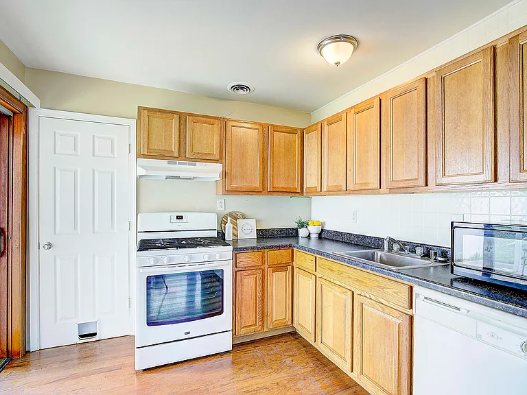 1622 Tieman Dr — Photo 9