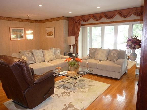 2nd image of 2221 E 57th Pl