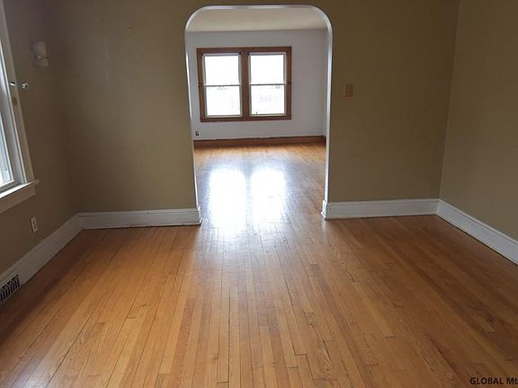 4th image of 45 Holmes Ct