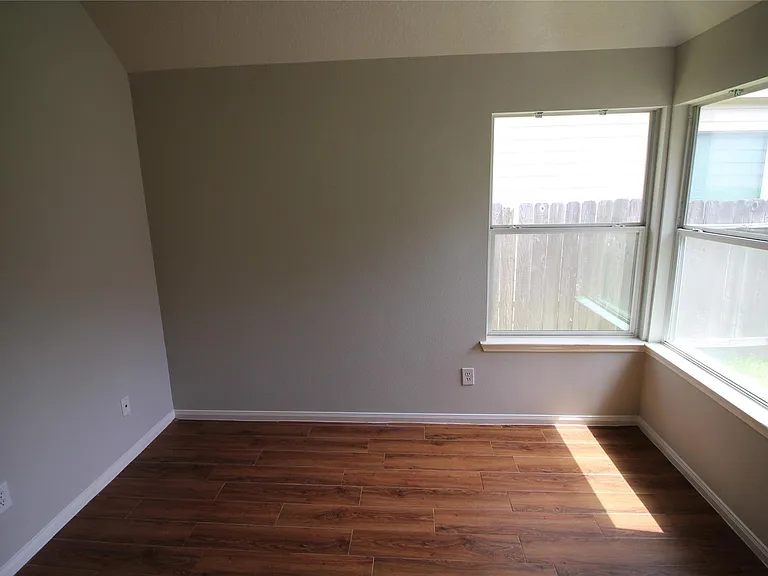 1011 Lexington Green Dr — Photo 17