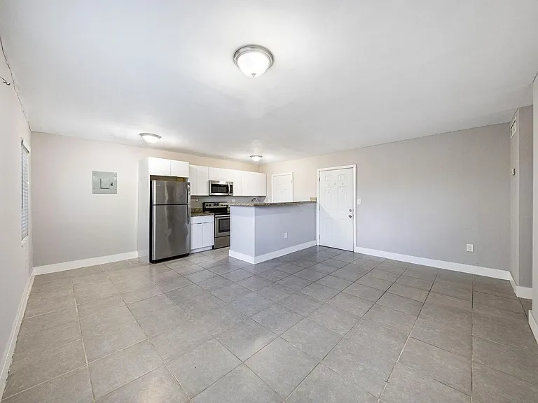 Kenwood Apartments — Photo 8