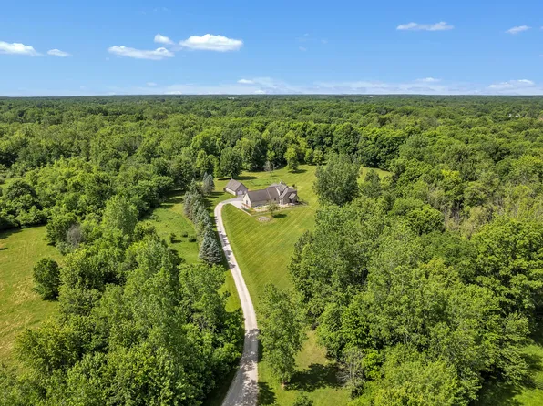 2665 White Tail Ct, South Lyon, MI 48178