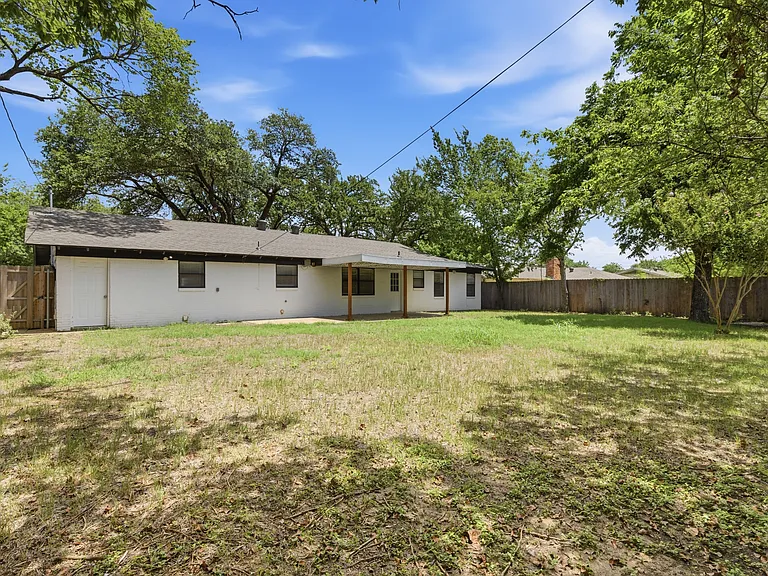 2120 Nottingham Blvd — Photo 24