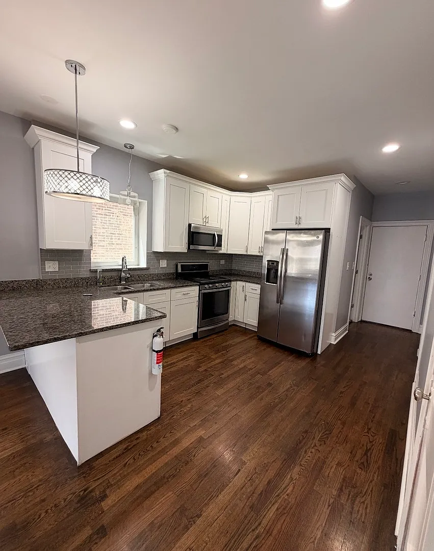 3 bed, 2.0 bath, 1300 sqft, $2,500 — Photo 2