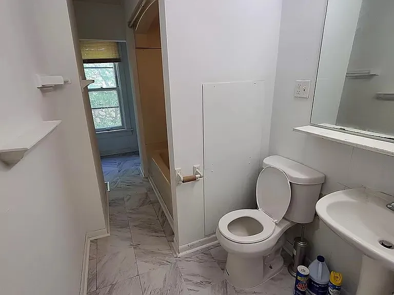 576 Bay St — Photo 12