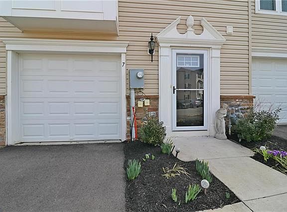 2nd image of 7 Yellow Rose Ln