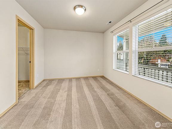 4th image of 200 Ferndale Court NE