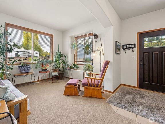 5th image of 222 Easton Avenue W