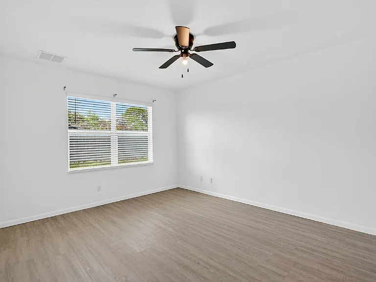 393 SW Tarra Ave — Photo 16