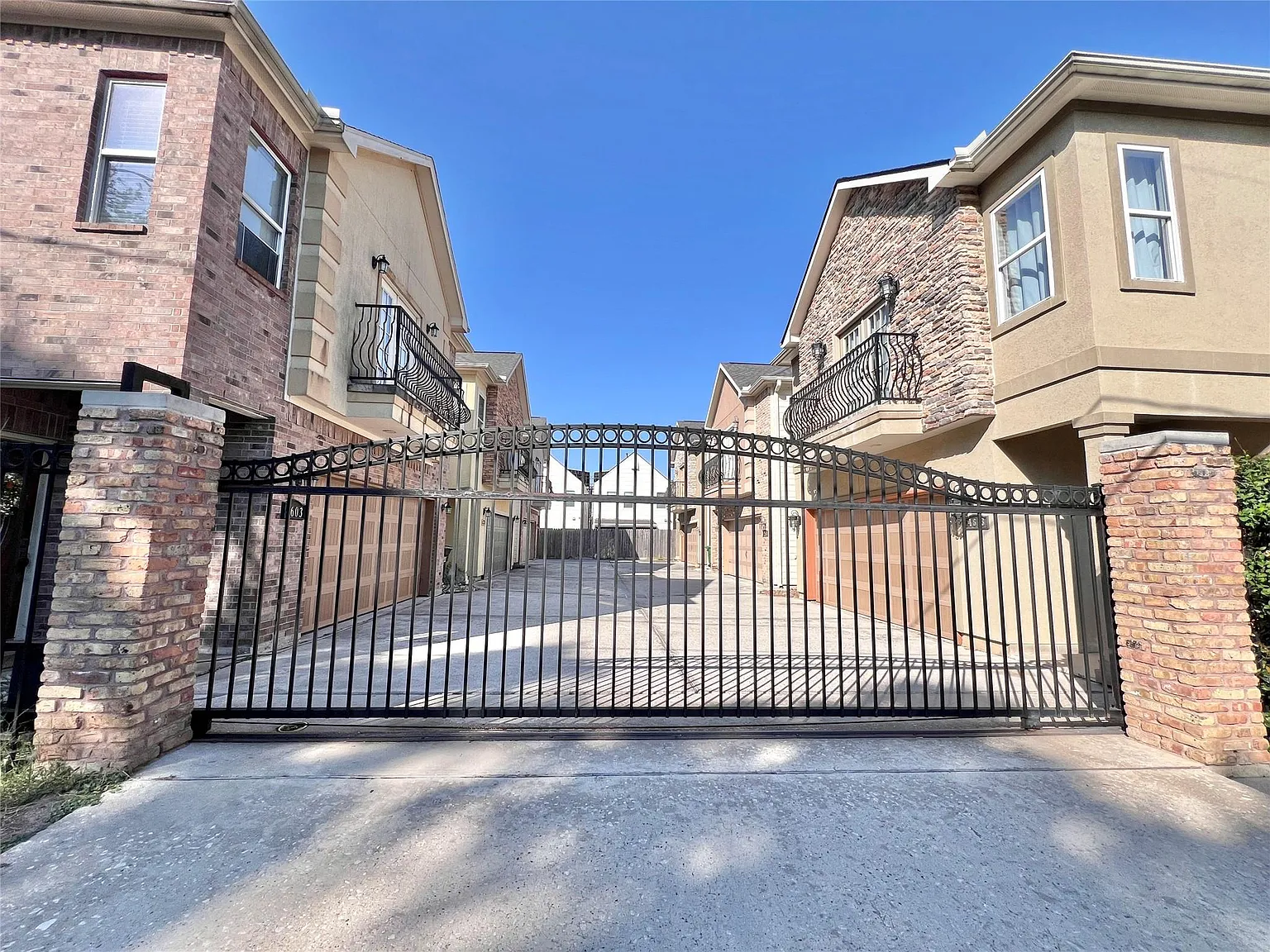 3 bed, 2.5 bath, 2084 sqft, $2,500 — Photo 4