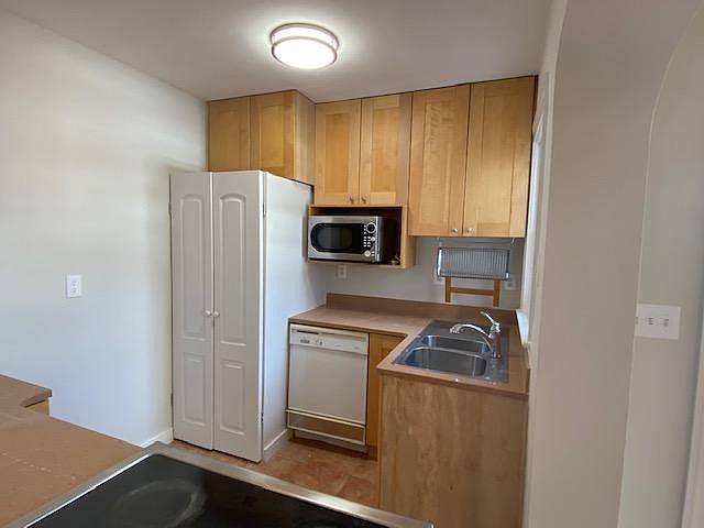 Maple kitchen 42" cabinetry with quartz counters & washer-dryer