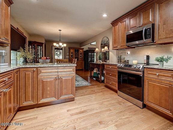 4th image of 1002 Bluebird Dr