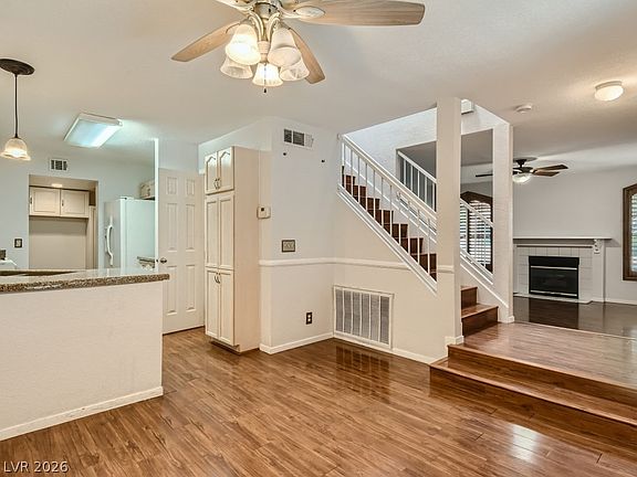 4th image of 1044 Grammy Dr