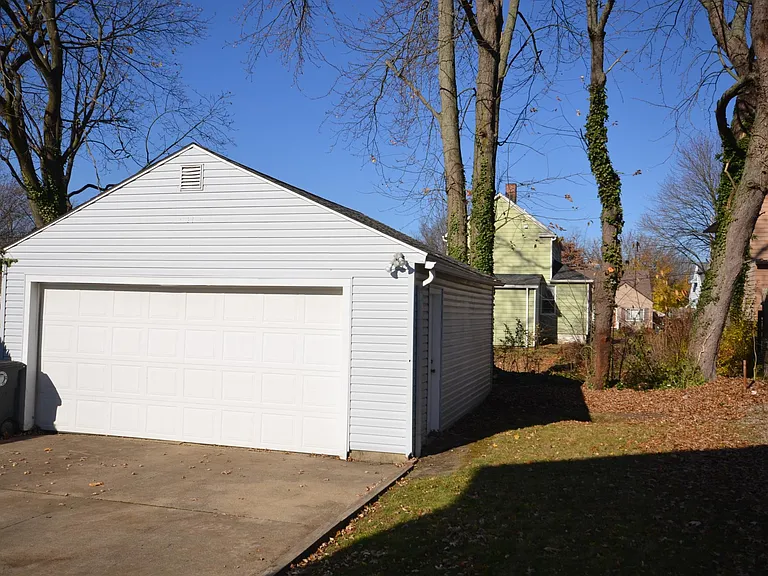 805 Saxon Ave — Photo 2