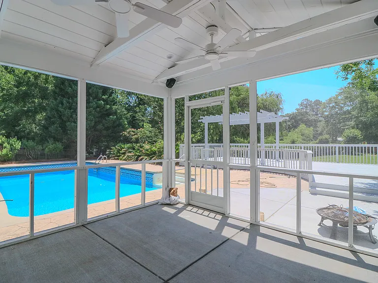 220 Loskin Ln — Photo 3