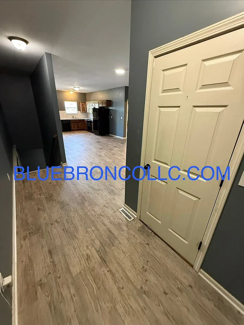 Spectacular unit with plenty of space and updated features throughout. — Photo 2