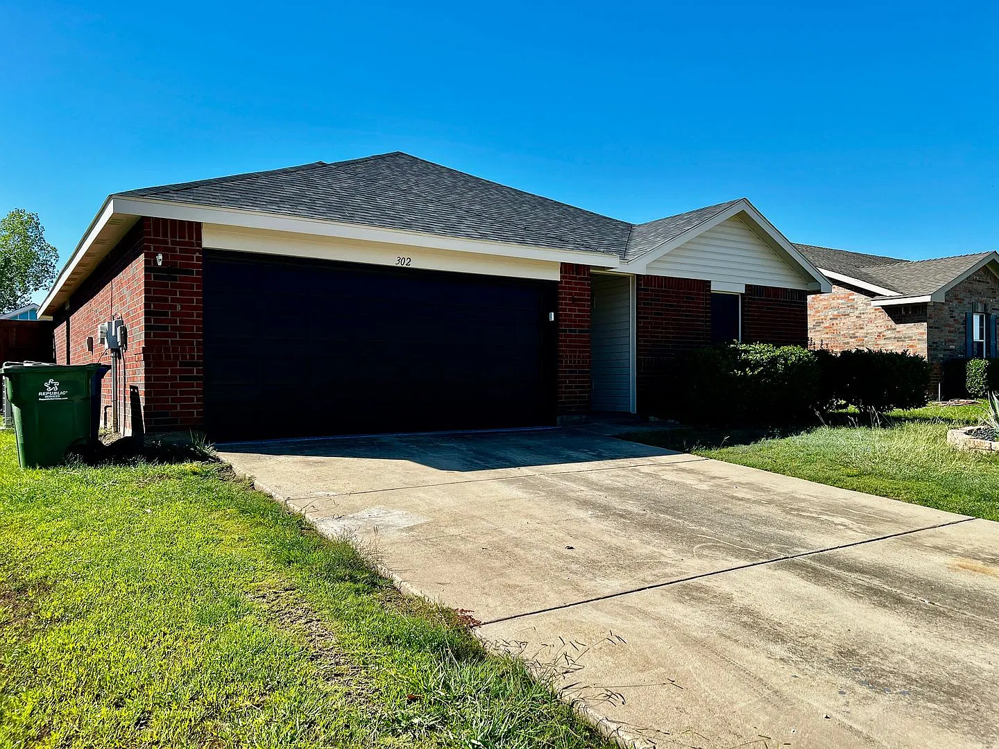 Charming 3-Bedroom Home with a Private Nice Garden — Photo 3