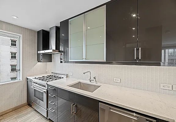 3rd image of 105 W 13th St APT 9C