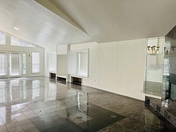 4th image of 211 S Shadowbay Blvd